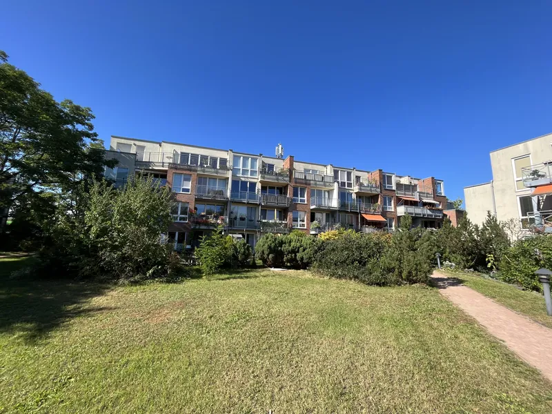 Schicke Wohnung mit Balkon und Einbauküche — photo 1